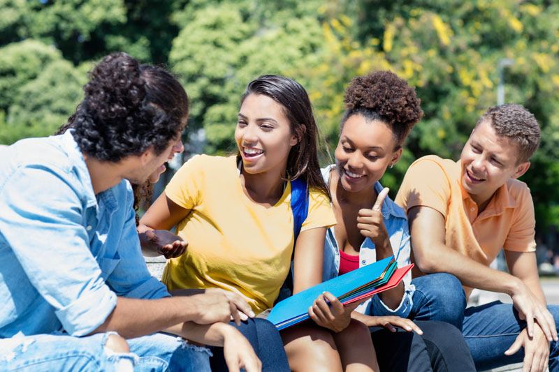 « Les jeunes ne foutent rien aujourd’hui », « Ils sont démotivés, ils n’ont envie de rien », « Que des fainéants ! ». Des phrases que l’on entend souvent à propos de la jeune génération qui peine à s’insérer sur le marché du travail. Mais est-ce vraiment par manque d’envie que les post-adolescents demeurent en retrait de la vie active ?