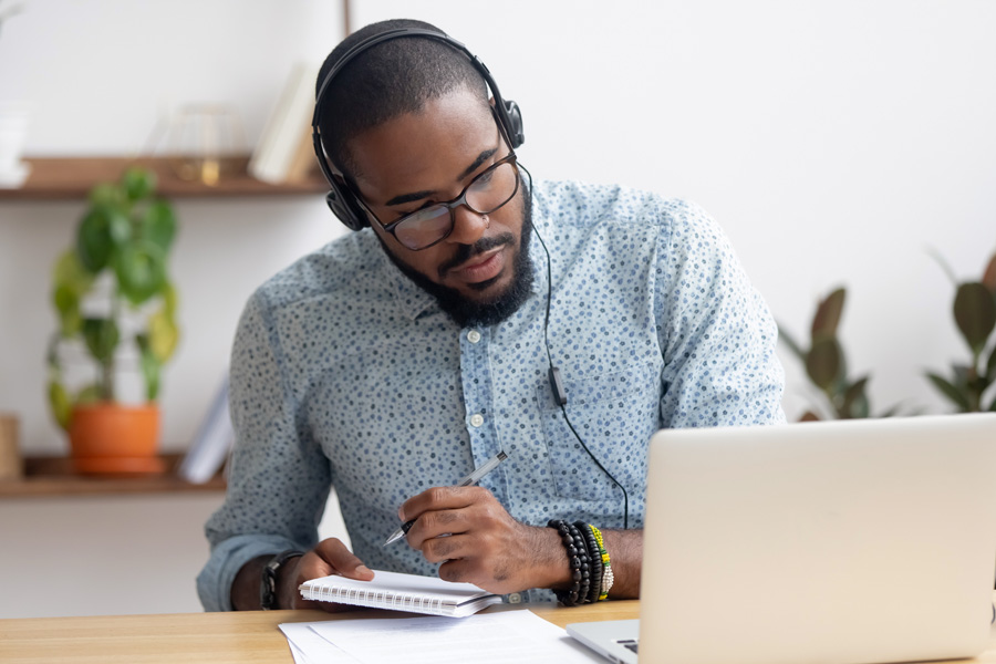 Mais alors, comment inverser cette tendance ? Comment aider les jeunes et favoriser leur insertion sociale ? Et comment les aider à trouver un emploi durable, un CDI ? Pour apporter ma pierre à l’édifice de ce parcours d’insertion, j’ai décidé de lancer ma propre émission : « Les clés de l’insertion ».